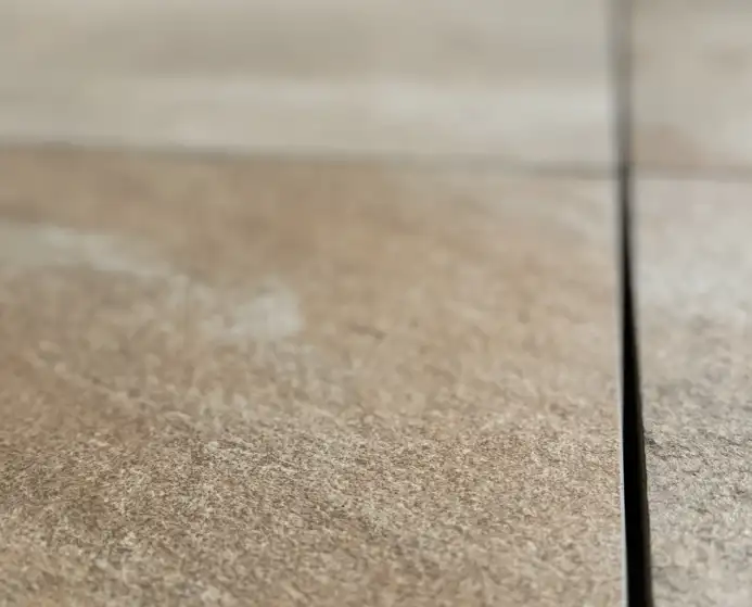 Detalle de la junta entre dos piezas de pavimento de piedra
