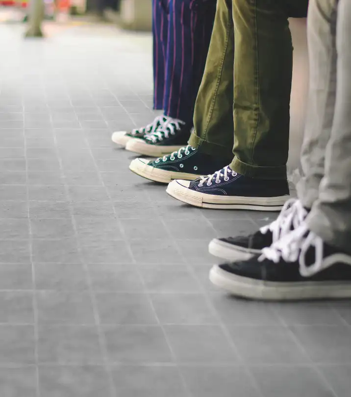 Personas de pie sobre un pavimento Silent12SC® gris