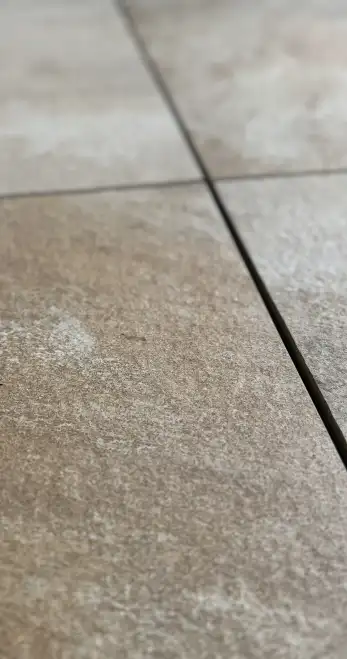 Detalle de las juntas entre placas de pavimento de piedra