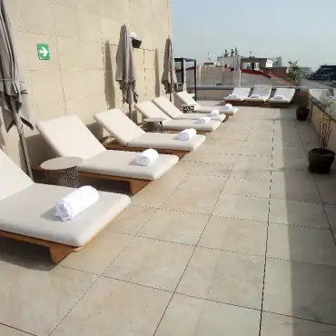 Terraza de hotel con hamacas sobre pavimento Access Safety de gran formato