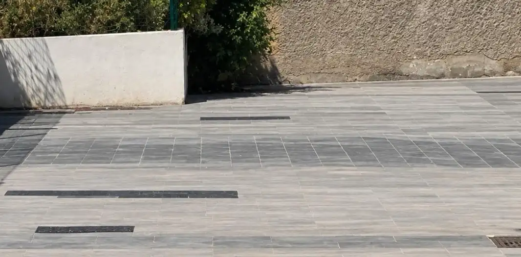 Explanada con pavimento Silent12SC® y un muro de hormigón al fondo