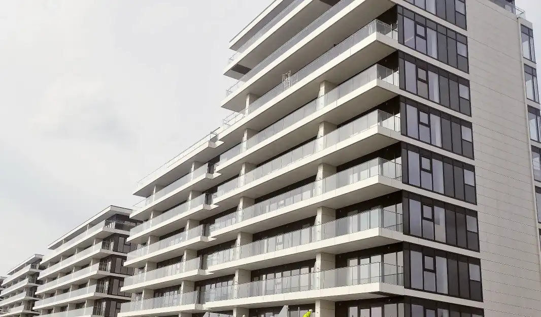 Bloques de viviendas con fachada BioStone20 SNS® y balcones corridos