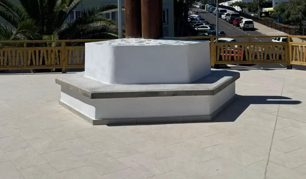 White built-in bench on a promenade with Stone20-PMI® flooring