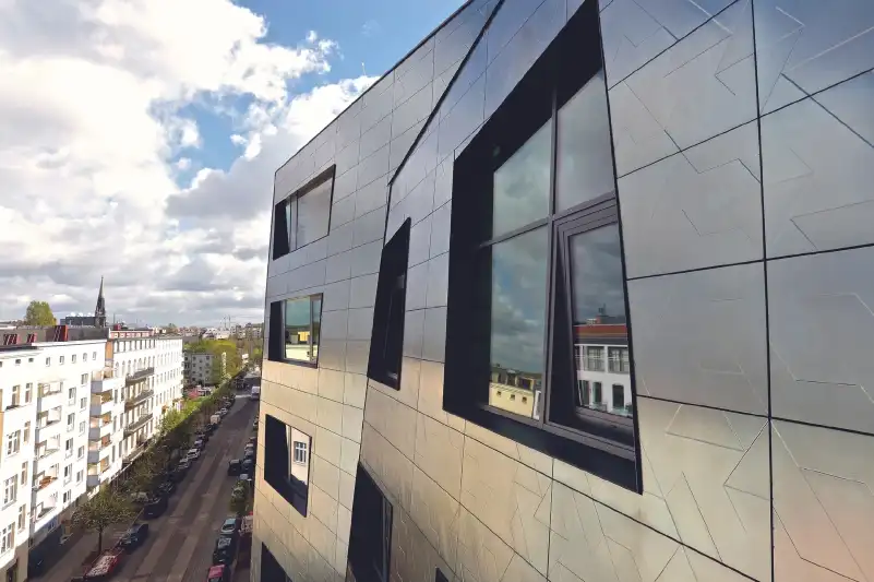 Fachada BioStone20 SNS® gris oscuro de un edificio de oficinas en esquina