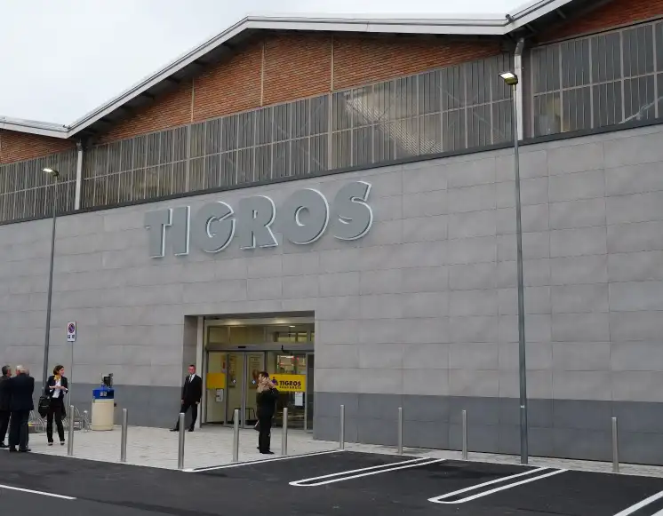 Entrada de un centro comercial con fachada BioStone20 SNS® gris