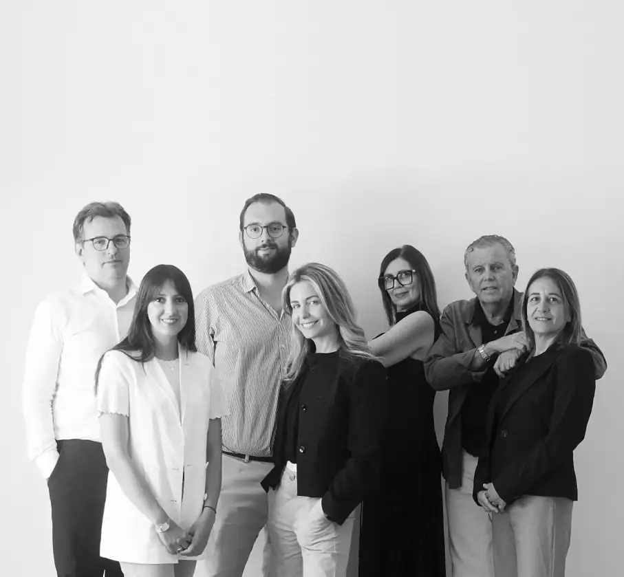 Equipo de Access Safety posando de pie en el estudio