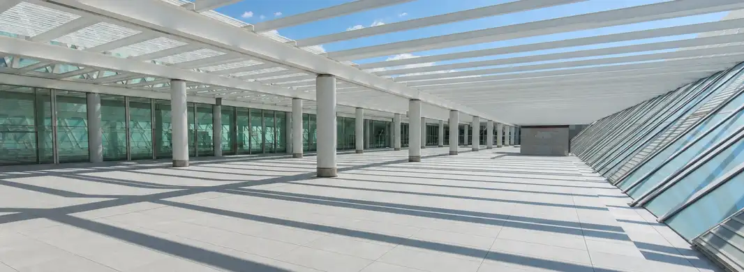 Pasarela cubierta del Aeropuerto de Palma con pavimento claro
