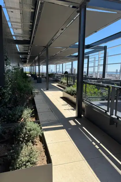 Terraza elevada con jardinera y pavimento de piedra