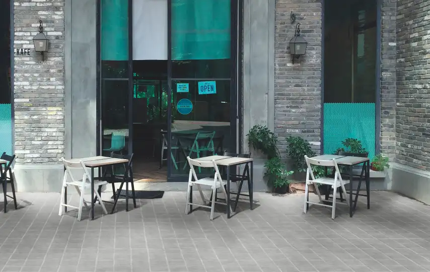 Terraza de un restaurante con pavimento Silent12SC® gris